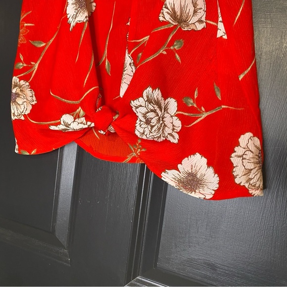 Lush Stitchfix Devon Knot Front Top Size Medium NWT Red Floral Crop Tank - Picture 2 of 6
